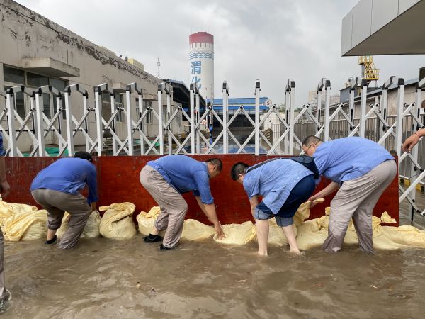 1690848259198937.jpeg 7月28日行政保衛(wèi)部在化肥門(mén)搬運(yùn)防汛沙袋.jpg