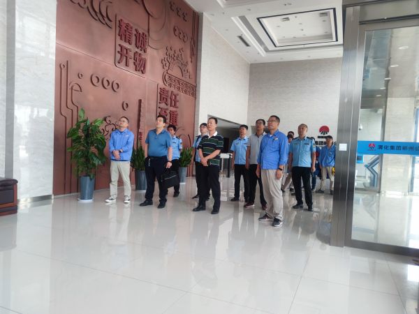 8月17日，省環(huán)保廳一行到公司開展環(huán)保檢查，此圖為檢查組在彬州公司綜合樓一樓進(jìn)行入場安全教育.jpg