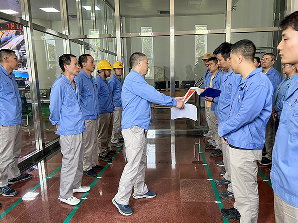 1692862858358824.jpeg 8月20日 合成車間工會主席藏琨在早會上為文明班組頒發(fā)“文明創(chuàng)建流動紅旗”.jpg