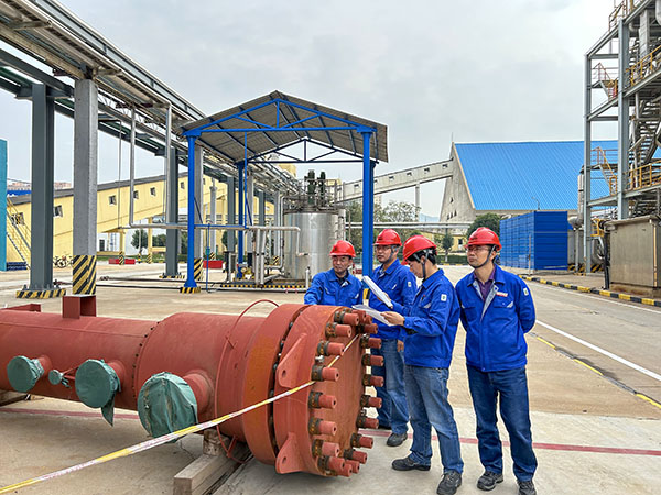 1696811196991592.jpeg 10月8日公司總工程師深入尿素車間檢修現(xiàn)場進(jìn)行安全檢查.jpg