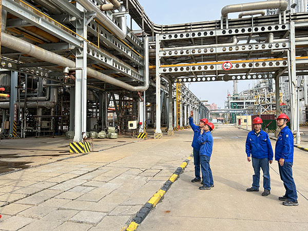 1696811211855866.jpeg 10月8日公司總工程師深入合成車間檢修現(xiàn)場進(jìn)行安全檢查.jpg