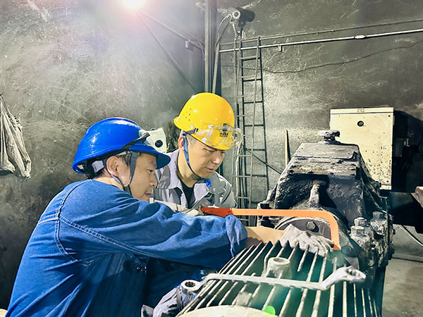 1696842654131134.jpeg 10月9日檢修人員在卸煤系統(tǒng)1#帶減速機(jī)拆卸螺栓.jpg