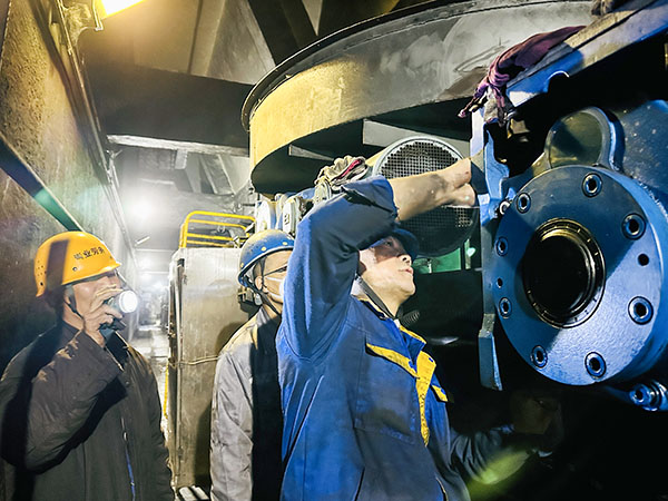 1696842668974635.jpeg 10月9日檢修人員為卸煤系統(tǒng)葉輪給煤機(jī)減速機(jī)復(fù)位.jpg