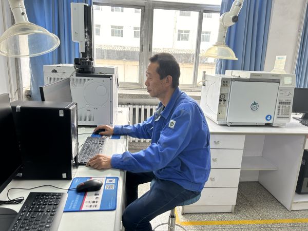 1697008370547996.jpeg 10.10楊國(guó)銳檢查色譜運(yùn)行情況.jpg