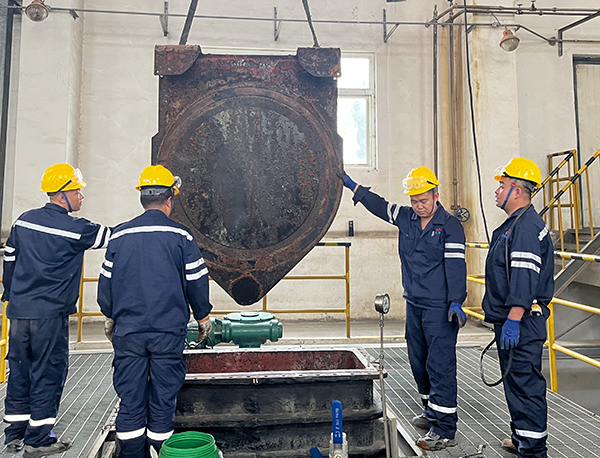 1697073845371328.jpeg 003循環(huán)水泵止逆閥閥板吊出.jpg