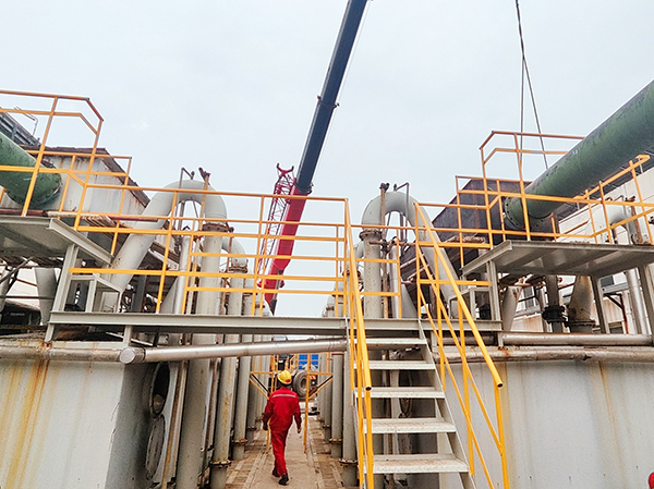 1697073935247073.jpeg 005吊車配合更換循環(huán)水裝置旁濾池進水渠檢修工作.jpg