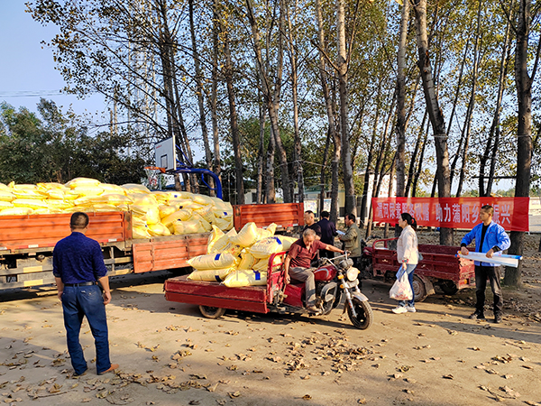 1697436191397182.jpeg 2023.10.14蒲陽村渭河尿素送肥到家4.jpg