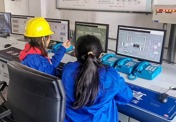 1697592593987428.jpeg 二期循環(huán)水崗位師傅正在向青年職工吳琳講解DCS上的廠控指標(biāo)問題.jpg