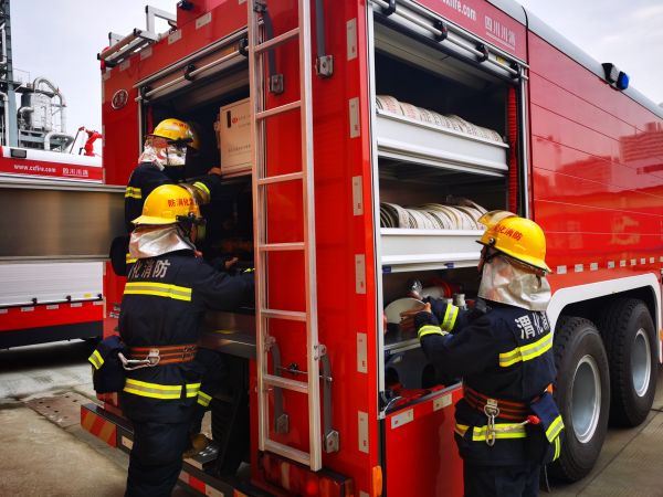 1697680584735797.jpeg 消防隊員正在檢查器材.jpg