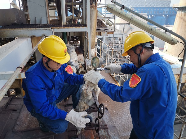 10月15日上午16時(shí)，皇甫少強(qiáng)和楊劍琪在3號(hào)鍋爐過熱器聯(lián)箱處拆卸壓力表.jpg