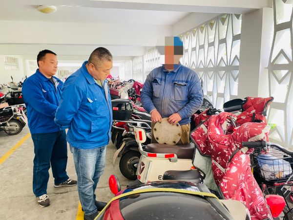 1697848089346618.jpeg 10月19日保衛(wèi)科巡查人員對夏XX電動車儲物箱進行檢查.jpg