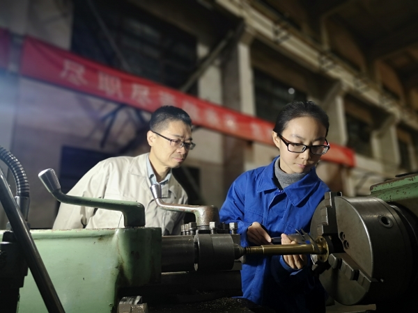 1698198635382058.jpeg 師徒二人仔細(xì)核對工件尺寸.jpg