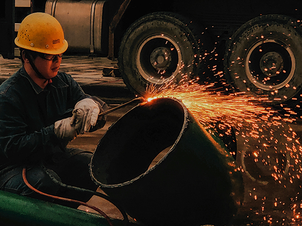 10月19日晚22點，加班安裝水冷器 作業(yè)現(xiàn)場焊花四濺  合成車間  張曉林.jpg