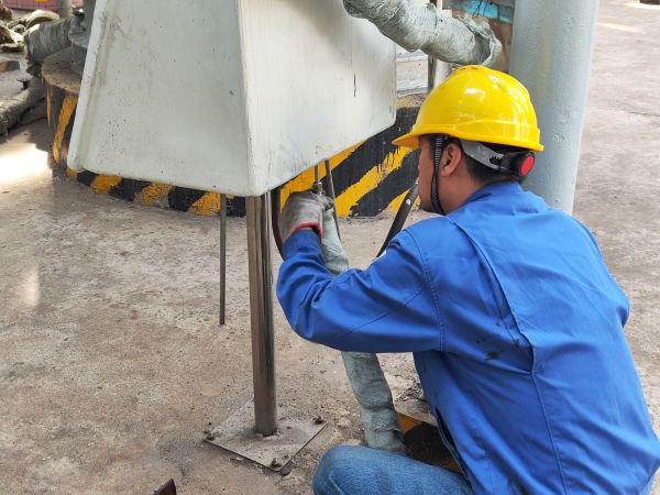 1700092598241054.jpeg 11月15日計(jì)控電儀部陳宮正在檢查緊固儀表伴熱管.jpg