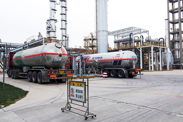 1701240119794869.jpeg 2023年11月27、28日公司液氨銷售現(xiàn)場裝車.jpg