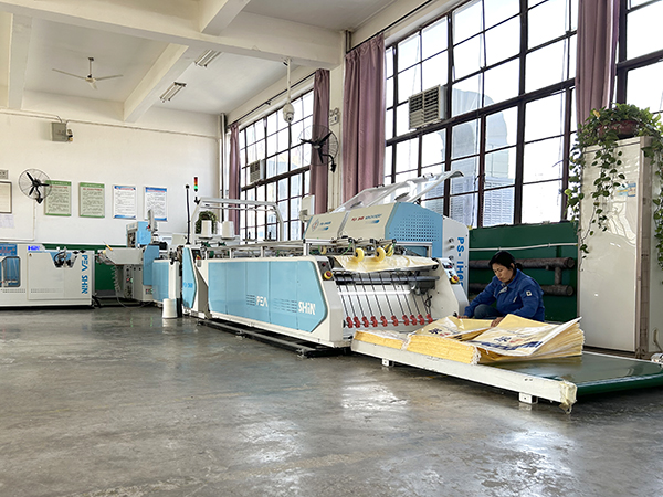 12月6日，操作人員在整理自動化切縫套印圈上口尿素袋    600.jpg