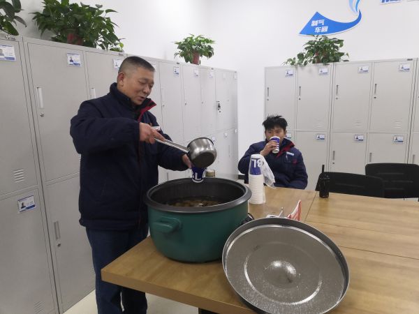 圖1 12月8日，剛忙完工作的職工杜仲毅喝著冰糖雪梨水。肖歡 攝.jpg