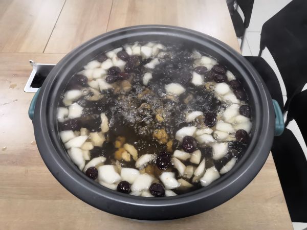 圖2 12月8日，交接班室熬煮一大鍋冰糖雪梨湯。肖歡  攝.jpg