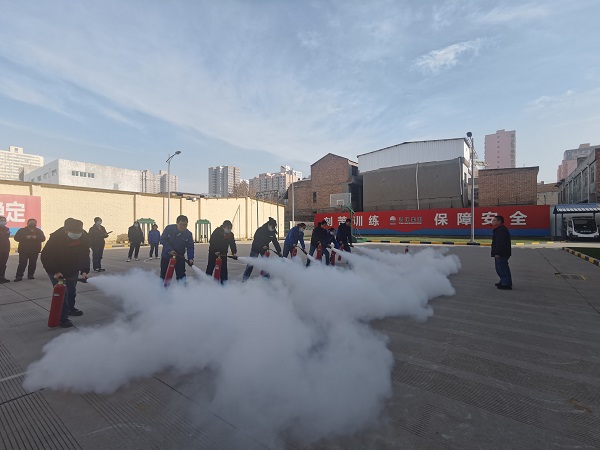 1702361987658197.jpeg 12.8質(zhì)檢職工逐一操作滅火器.jpg