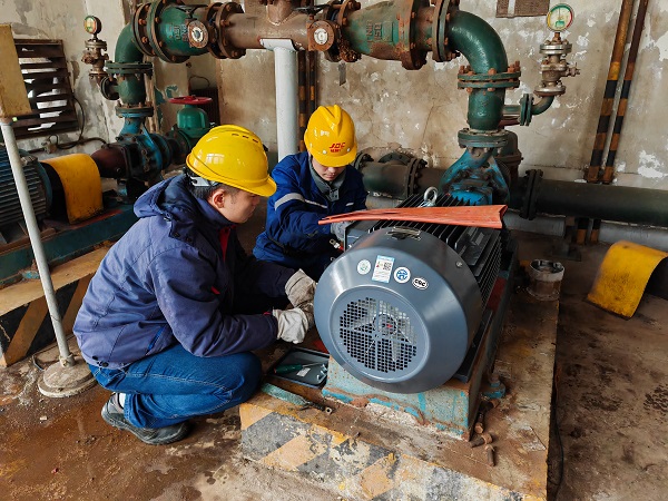 1705904020814981.jpeg 1月份,電氣檢修人員正在更換高效節(jié)能電機(jī).jpg