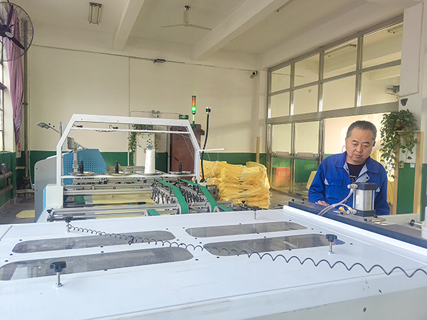 1705907630906924.jpeg 郝順有在現(xiàn)場設(shè)備排查原因.jpg