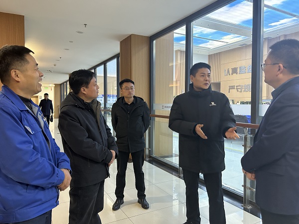 1月31日，咸陽市工信局副局長趙英立來彬州公司調(diào)研檢查1.jpg