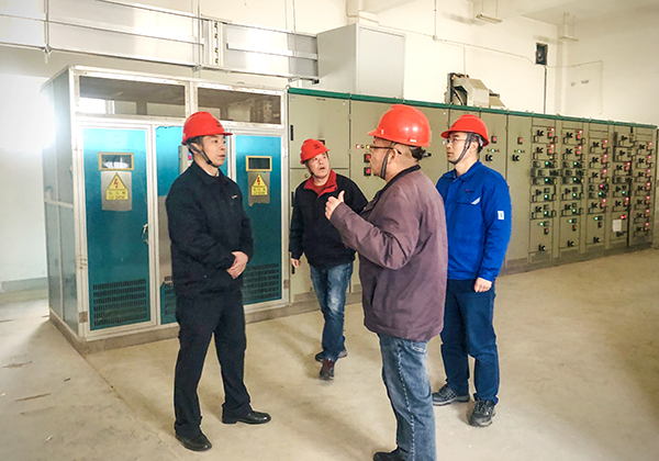 2月8日下午，公司黨委副書記、董事、總經(jīng)理趙強(qiáng)帶領(lǐng)安全環(huán)保部、行政保衛(wèi)部、物料車間相關(guān)領(lǐng)導(dǎo)深入公司191罐區(qū)開展春節(jié)前安全生產(chǎn)綜合檢查。--圖為配電室.jpg