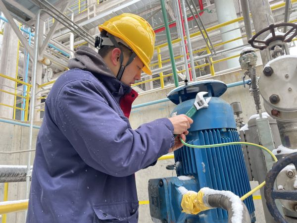 1708904794193279.jpeg 運(yùn)行員工劉鵬遠(yuǎn)正在現(xiàn)場(chǎng)處理接地線(xiàn)掉落問(wèn)題.jpg