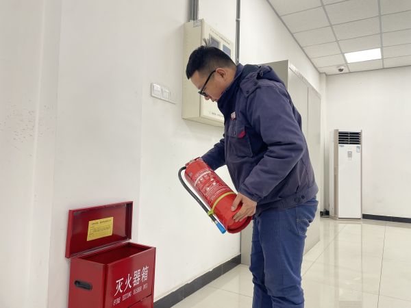 1708904802774741.jpeg 運(yùn)行員工對(duì)現(xiàn)場(chǎng)辦公室滅火器進(jìn)行檢查.jpg