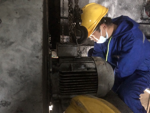 1709511566661671.jpeg 電氣檢修班連明輝拆除地腳螺栓.jpg