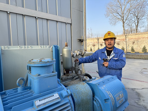 1710467800858772.jpeg 設(shè)備員正在對(duì)清洗機(jī)進(jìn)行檢查.jpg