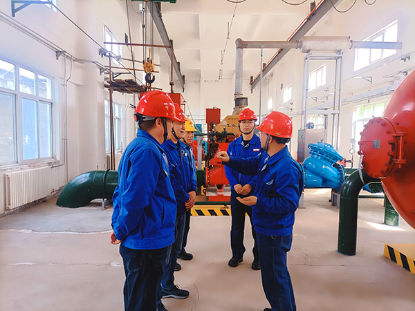 3月19日上午，公司總工程師馬軍忙帶領(lǐng)行政保衛(wèi)部、安全環(huán)保部相關(guān)負(fù)責(zé)人深入191罐區(qū)，開展“全覆蓋、零死角”的重大危險源安全專項檢查。 (3).jpg