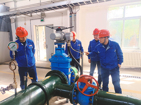 3月19日上午，公司總工程師馬軍忙帶領(lǐng)行政保衛(wèi)部、安全環(huán)保部相關(guān)負(fù)責(zé)人深入191罐區(qū)，開展“全覆蓋、零死角”的重大危險源安全專項檢查。 (1).jpg