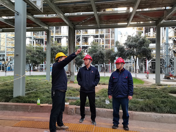 1710914922883957.jpeg 趙強(qiáng)在聽取技術(shù)人員工作匯報(bào)3.jpg