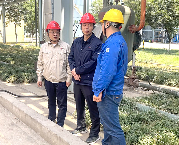 趙總在802搶修現(xiàn)場和車間主任、技術(shù)人員深入交流  600.jpg