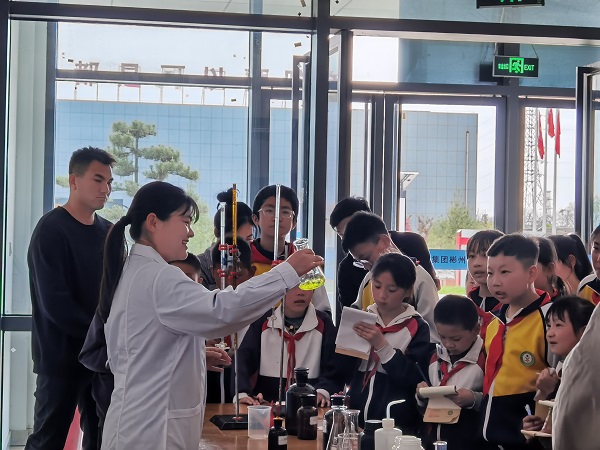 1713483796376474.jpeg 分析工給學生們看顏色變化.jpg