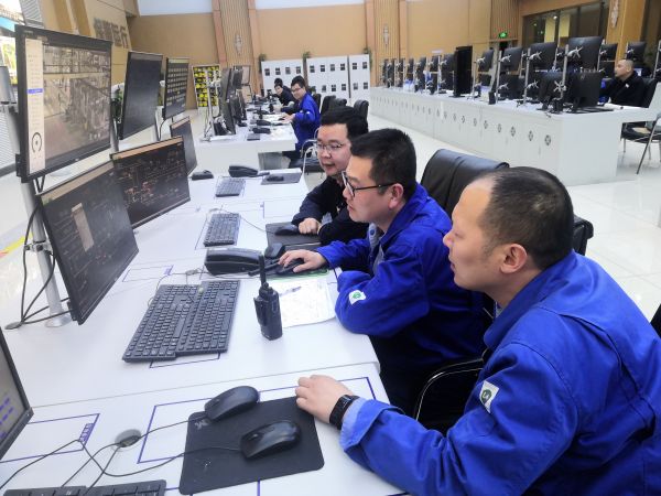 圖1 4月22日，計(jì)控電儀部副部長(zhǎng)賀捷坤、工藝副主任韓曉亮及相關(guān)專業(yè)技術(shù)人員與現(xiàn)場(chǎng)配合乏熱回收開(kāi)車工作。肖歡 攝.jpg