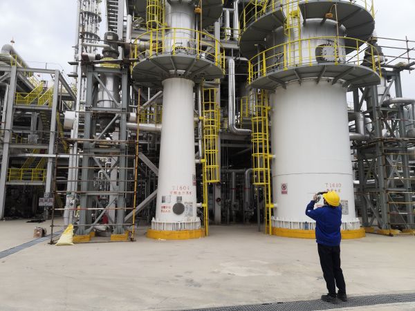 圖2 5月2日，沈思研拍攝T1604甲醇水分離塔拆人孔。肖歡 攝.jpg