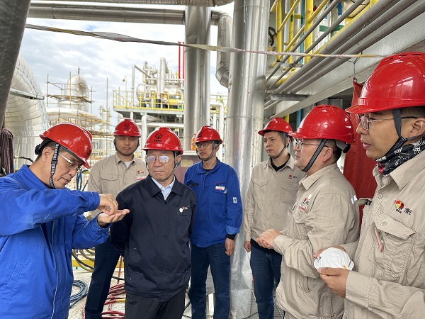 公司領(lǐng)導(dǎo)深入檢修一線  鼓士氣，助檢修.jpg