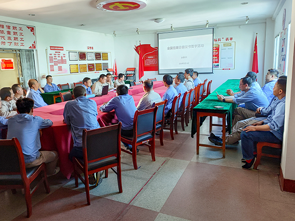 1715846285162575.jpeg 5月15日16:10,合成車間進(jìn)行低碳倡議宣貫.jpg