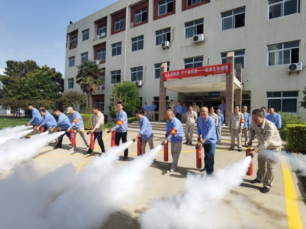 6月13日上午，消防培訓(xùn)結(jié)束后大家分組現(xiàn)場(chǎng)進(jìn)行滅火器模擬使用3.jpg