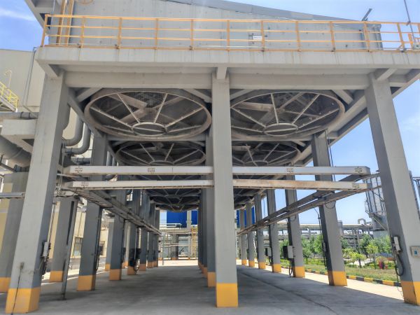 圖1 6月24日，清洗后空冷島實(shí)況。肖歡  攝.jpg