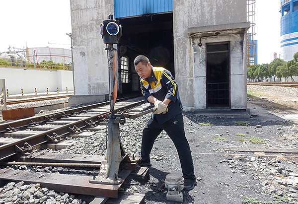 1719394091395131.jpeg 2024年夏天鐵路科員工戰(zhàn)高溫穩(wěn)運輸運輸1.jpg