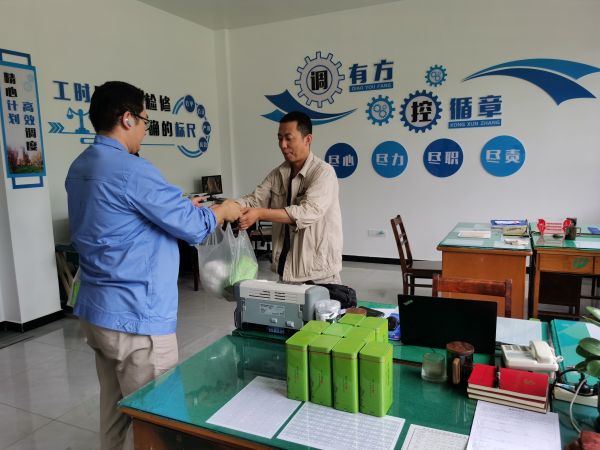 1720142987266245.jpeg 防暑降溫物品送到職工手中.jpg