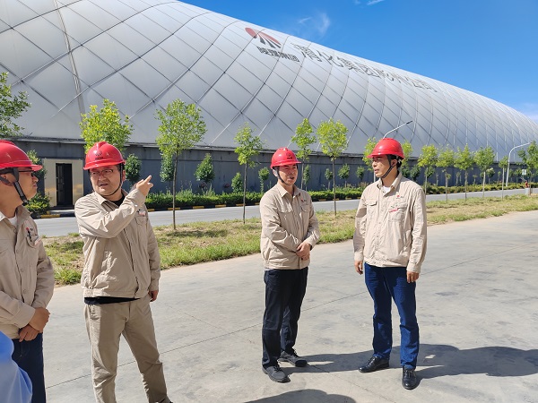 2024年7月4日下午，公司黨委副書記、董事、總經(jīng)理趙強(qiáng)深入乙二醇生產(chǎn)現(xiàn)場(chǎng)檢查裝置運(yùn)行情況-2.jpg