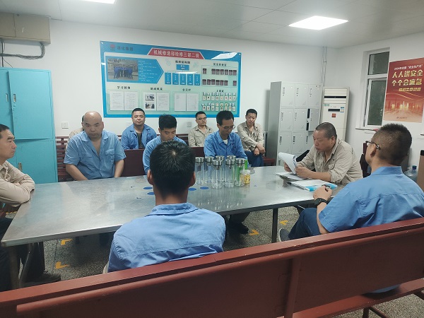 1720575708590565.jpeg 班組成員在學(xué)習五懂五會五能理論知識.jpg