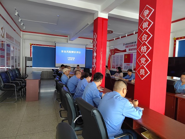 近日，計控電儀部舉行了“安全風(fēng)險辨識評價”總結(jié)會，由部門領(lǐng)導(dǎo)、安全員、各班、段、站長、技術(shù)員組成的安全風(fēng)險評價小組對部門管轄區(qū)域的安全風(fēng)險進(jìn)行了進(jìn)一步的辨識評估和總結(jié)1.jpg