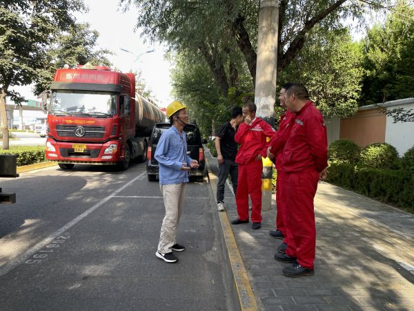 1722213453302008.jpeg 行政保衛(wèi)部巡查人員交通疏導(dǎo).jpg