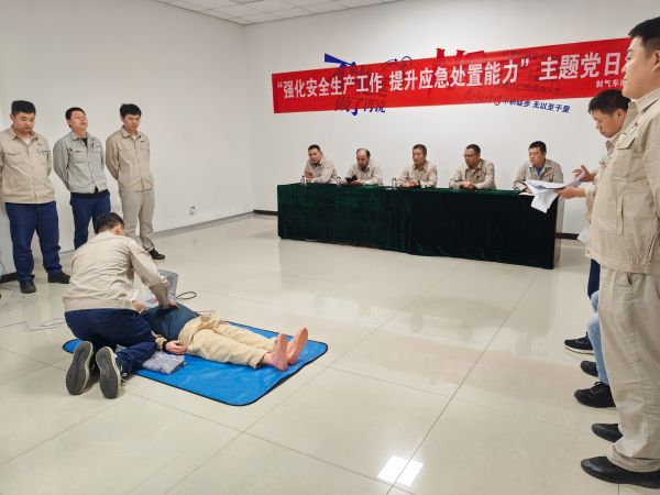 圖2 7月26日，張力演示心肺復(fù)蘇全過程。.jpg