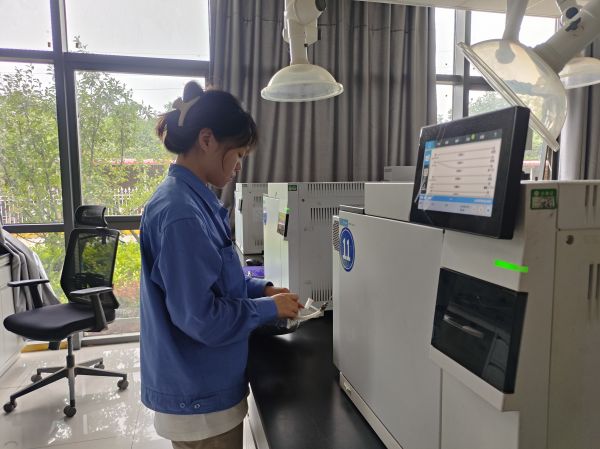 1722295952803665.jpeg 職工在進行氣樣分析考試.jpg